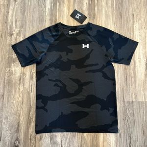 Under armour boys short sleeve t-shirt. Large in size.